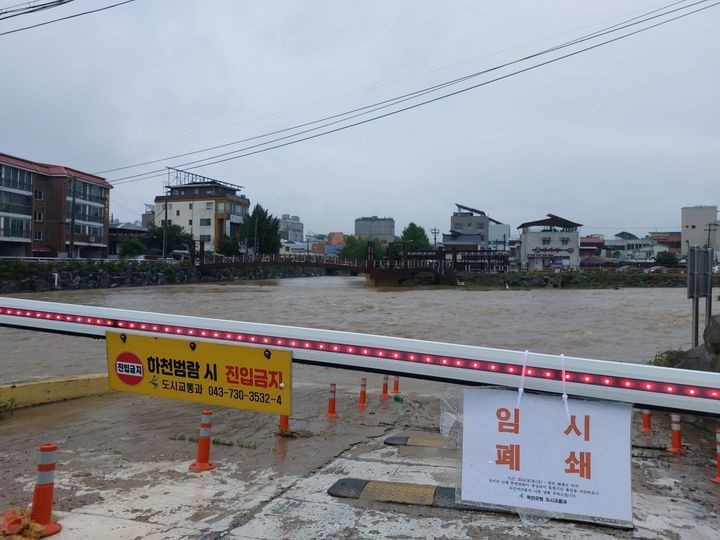 "<b>오지</b> 마! 너 죽어"…노모의 만류에도 아들은 물 속에 뛰어들었다