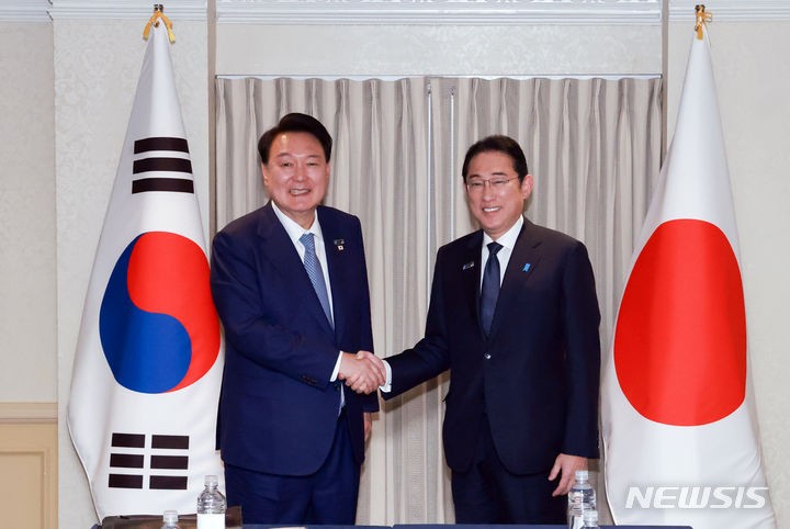 윤, 기시다와 정상회담 "러-북 밀착, 글로벌 안보 <b>심각한 우려</b>"