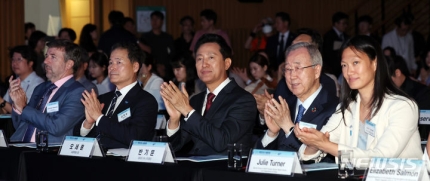 [서울=뉴시스] 이영환 기자 = 오세훈 서울시장이 11일 오후 서울 중구 서울시청에서 열린 2024 북한인권 서울포럼에 참석해 박수를 보내고 있다. 왼쪽부터 제임스 히넌 서울 UN인권사무소장, 김영호 통일부 장관,