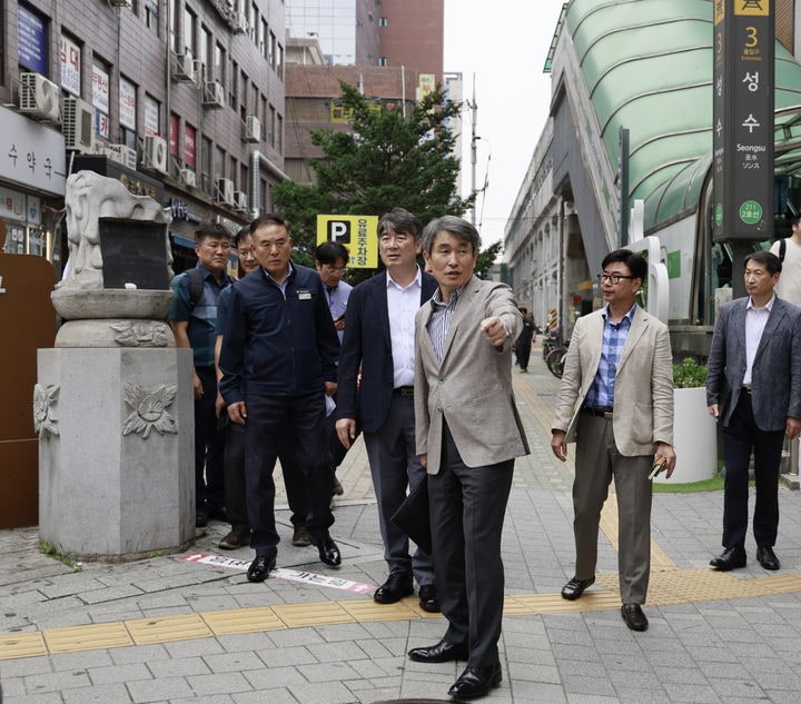 '승객 급증' <b>성수역</b> 찾은 <b>서울교통공사</b> "출입구 추가 방안 마련"