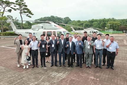 [당진=뉴시스] 14일 당진종합운동장에서 당진시 관계자와 중국 방문단이 석문산업단지 현장을 보기 위해 헬기에 오르기 전 화이팅을 외치며 기념 촬영을 하고 있다. (사진=당진시 제공) 2024.07.14.  *재판매