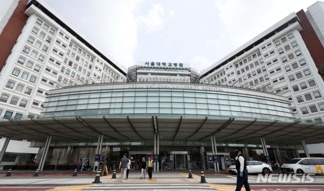 [서울=뉴시스] 김선웅 기자 = 지난달 24일 서울 종로구 서울대병원에서 환자·보호자들이 오가고 있다. 지난 17일부터 무기한 휴진을 이어온 서울대 의대·병원 교수들은 지난 21일 투표를 통해 휴진을 중단하기로 결정