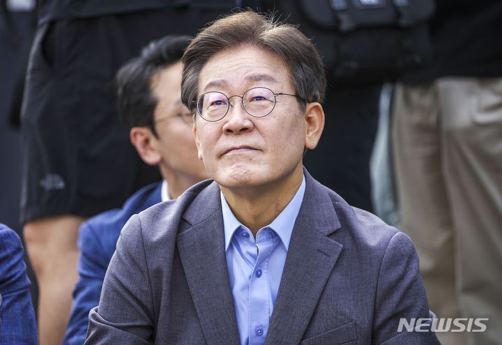 <b>이재명 대북송금</b> 재판, 수원서 받는다…대법, '서울 <b>병합</b>' 신청 기각
