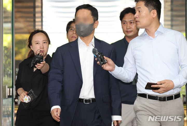 <b>김만배와</b> 돈거래 의혹 전 <b>언론인</b> 간부 영장심사