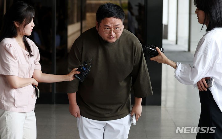 자진 출석 유튜버 구제역 "<b>쯔양</b> <b>협박</b> 안해"…검찰, 조사 거부