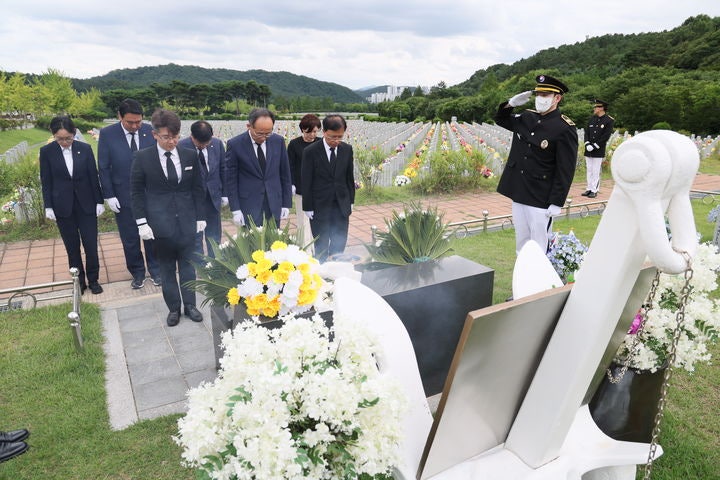 천안함 46용사 <b>묘역</b> 찾은 <b>추경호</b>