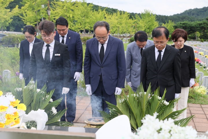 천안함 46용사 <b>묘역</b> 찾은 <b>추경호</b>