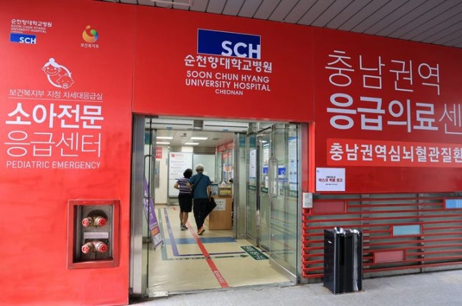 [Cheonan=Newsis] Reporter Park Woo-gyeong = A couple in their 60s who visited Soonchunhyang University Cheonan Hospital, where emergency room operations were suspended on the 16th, are being informed that treatment is difficult. 2024.7.16. spacedust1@newsis.com * Prohibition of redistribution and DB