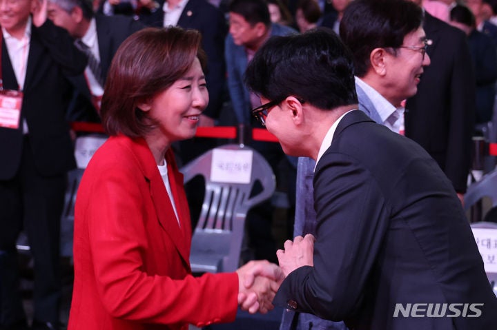 <b>나경원</b> "<b>한동훈</b>, 당대표커녕 당원 자격 없어", 한 "패스트트랙 기소 검찰총장...