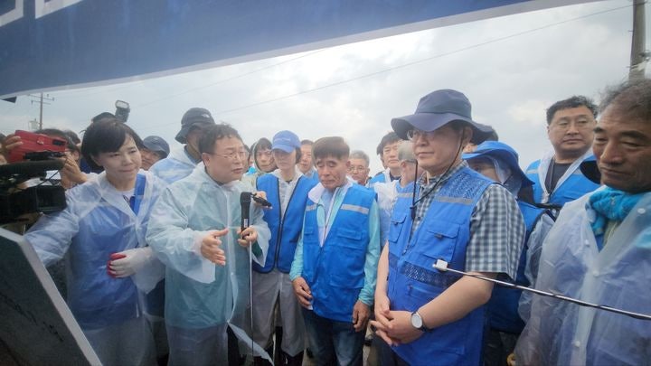 민주당 의원·당원 250여명, <b>익산</b> <b>수해 현장</b> 복구 지원