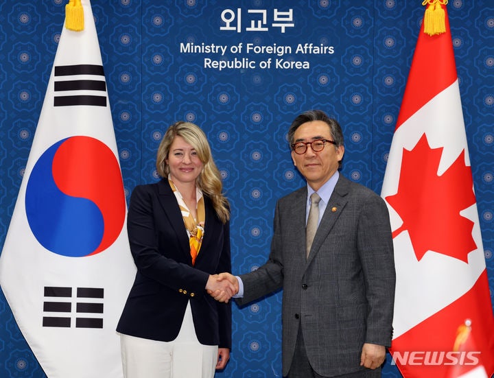 한-<b>캐나다 외교장관</b> 회담 기념촬영