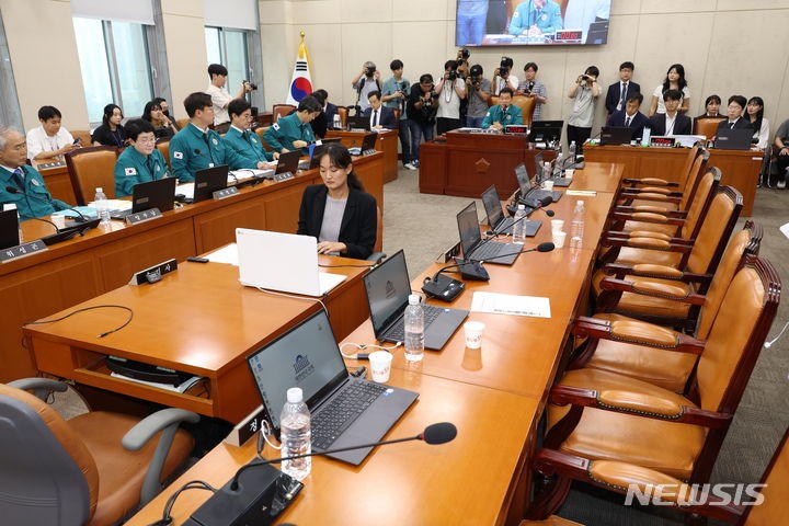 '전 <b>국민</b> 25만원 민생지원금' 국회 <b>행안위</b> 통과…야 단독 처리