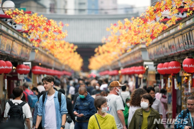 [東京=AP/ニューシス]2022年10月17日日本東京の名所浅草浅草寺入口商店街で外国人観光客が観光を楽しんでいる。 2024.07.19.