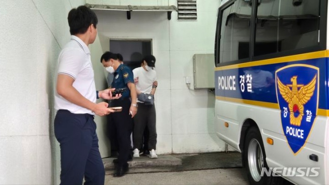 [UiJeongBu=Newsis] Reporter Song Joo-Hyun = A 30-year-old Taekwondo manager from Yangju, Gyeonggi Province, who left a 5-year-old child in critical condition at a Taekwondo gym is being transferred to prosecution from UiJeongBu Police Station on the morning of the 19th. 2024.07.19 atia@news