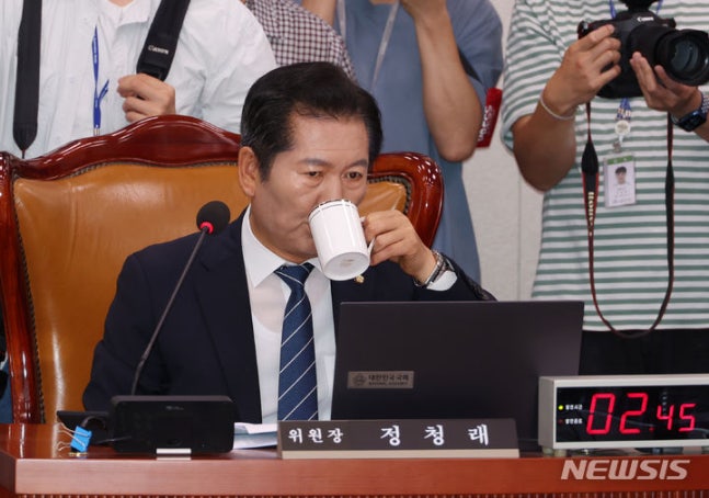 [Seoul=Newsis] Reporter Go Seung-min = Jung Cheong-rae, chairman of the National Assembly's Legislation and Judiciary Committee, is seen drinking during the first plenary session of the Legislation and Judiciary Committee held at the National Assembly in Yeouido, Seoul on the 9th. 2024.07.09. kkssmm99@newsis.com