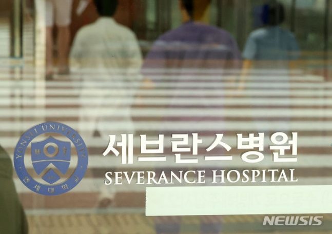 [서울=뉴시스] 홍효식 기자 = 세브란스 병원 교수들이 무기한 휴진에 들어간 지난 6월27일 서울 서대문구 세브란스 병원에서 의료진들이 지나가고 있다. 2024.06.27. yesphoto@newsis.com