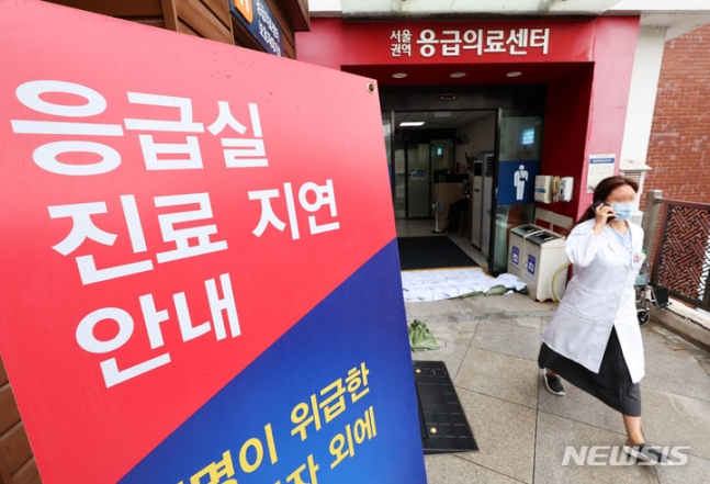 [서울=뉴시스] 김근수 기자 = 의료공백 장기화로 응급실 운영에 어려움을 겪고 있는 가운데 지난 17일 오전 서울 시내의 한 대형병원 응급의료센터 안으로 의료진이 나오고 있다. 2024.07.17. ks@newsis