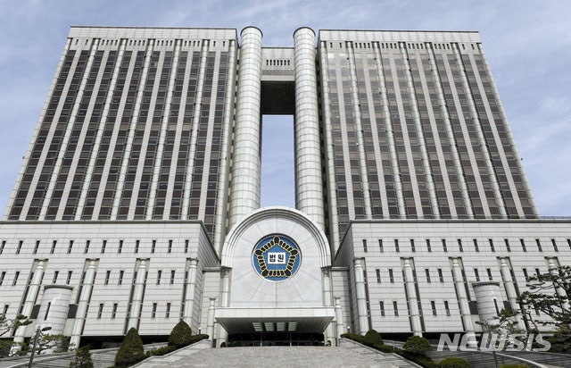 '<b>공수처</b> 비판' <b>기자</b>에 와인잔 던진 변호사, 2심 집행유예