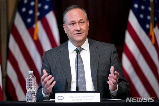 [AP/Newsis] Doug Emhoff, husband of Kamala Harris, Vice President of the United States. He visited Poland and Germany from January 26 to 31 last year, and on the 28th he gave an opening speech at a local symposium on anti-Semitism in commemoration of the 78th anniversary of the liberation of Auschwitz concentration camp.