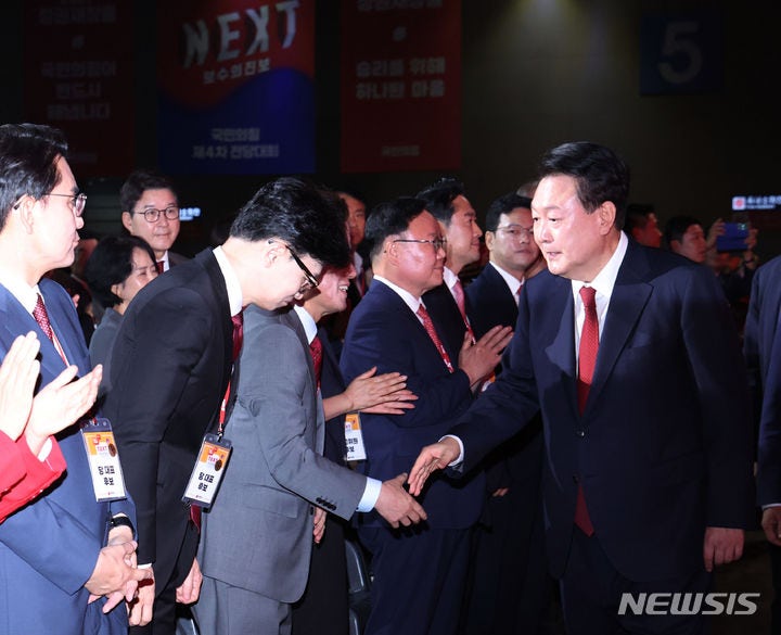 <b>대통령실</b> "윤-한 <b>만찬</b>, 당정 화합 차원…독대 가능성도 열려있어"