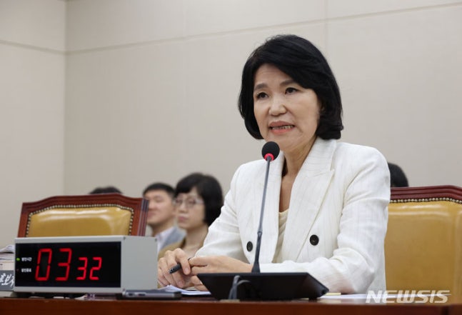 [Seoul=Newsis] Reporter Go Seung-min = Lee Jin-sook, nominee for chairman of the Broadcasting and Communications Commission, answers questions from lawmakers at the second Personnel Hearing of the Science Information Broadcasting Commission held at the National Assembly in Yeouido, Seoul on the 24th. 2024.07.24. kkssmm99@news