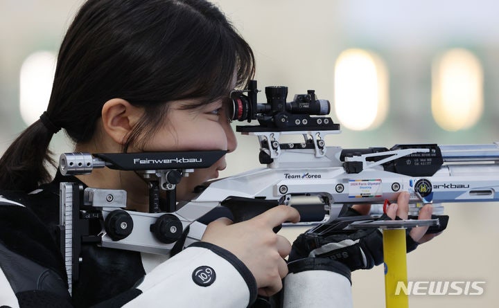 공기소총 반효진, <b>올림픽</b> 예선 신기록 쓰며 결선행[파리 2024]