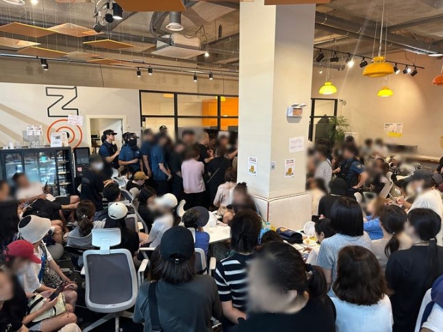 [Seoul=Newsis] Reporter Lee Hye-won = On the morning of the 27th, refund delay victims and TMON employees confronted at the TMON Seoul headquarters in Sinsa-dong, Gangnam-gu, Seoul. march11@newsis.com *Prohibited from resale and DB