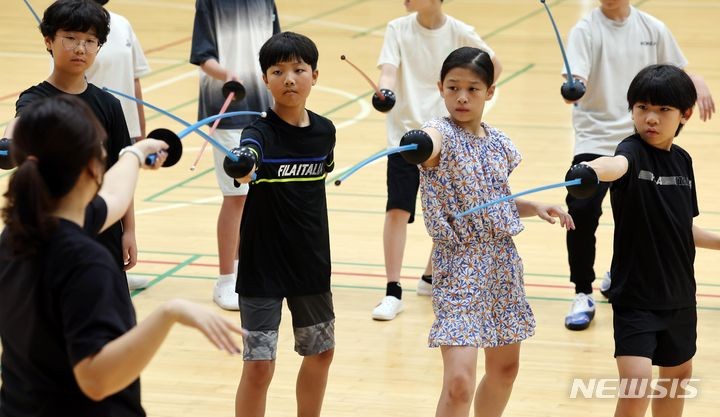 <b>펜싱</b> 기본동작 배우는 <b>초등생들</b>