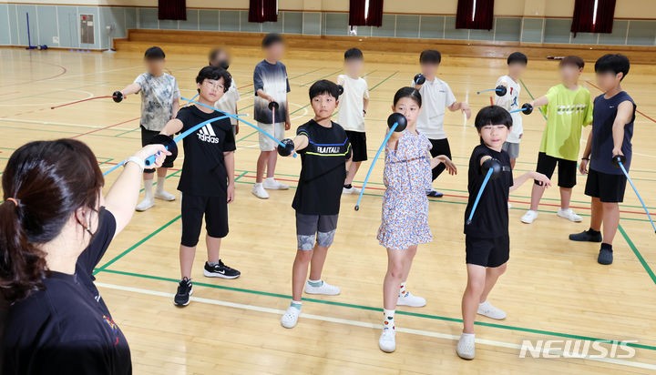 <b>펜싱</b> 기본동작 배우는 <b>초등생들</b>