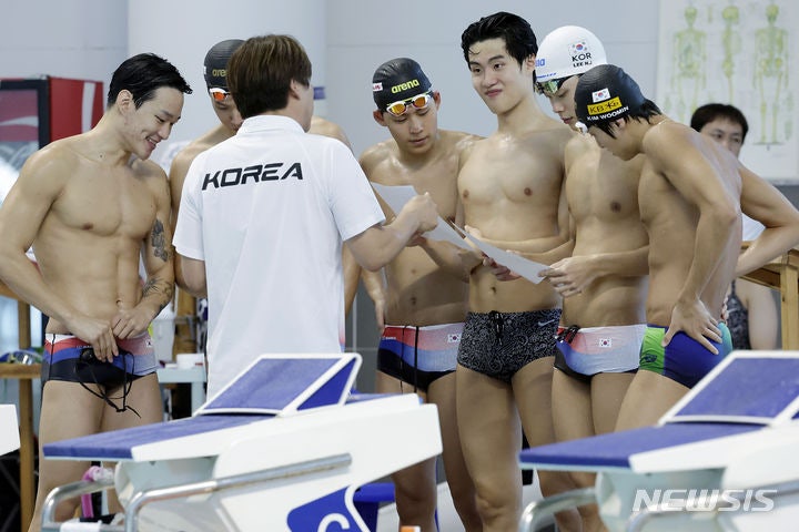 김우민 기쁨·<b>황선우</b> 아쉬움 교차한 대표팀…<b>계영</b> 800m 메달 도전[파리2024]