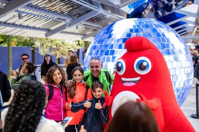 To commemorate the opening of the 2024 Paris Olympics, visitors to the 'Samsung Olympic Experience Hall' at Paris Marigny Square are experiencing Samsung Electronics' Olympic heritage and technological innovation that has been ongoing for nearly 40 years.