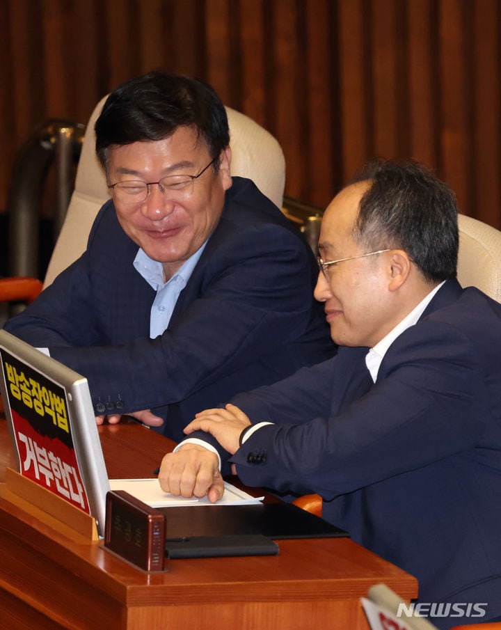 미소짓는 <b>추경호</b>, <b>정점식</b>