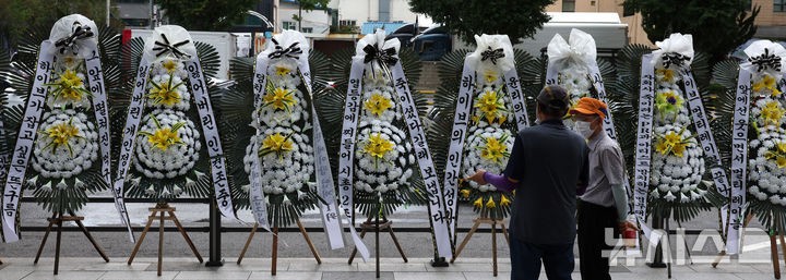<b>하이브</b> 사옥 앞에 놓인 <b>근조화환</b>
