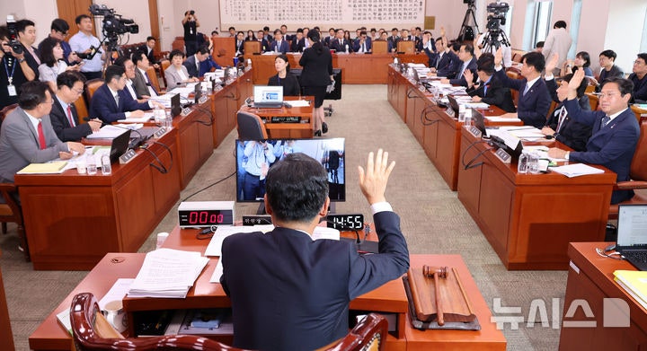검사 <b>탄핵 청문회 증인</b> 채택 거수 표결