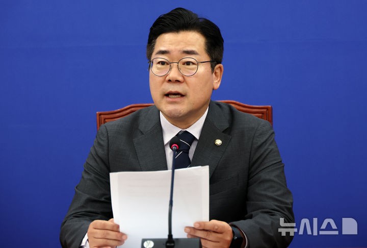 <b>박찬대</b> "<b>한동훈</b> 채<b>해병</b>특검 발의해야…민주 더 센 특검법 낼 것"