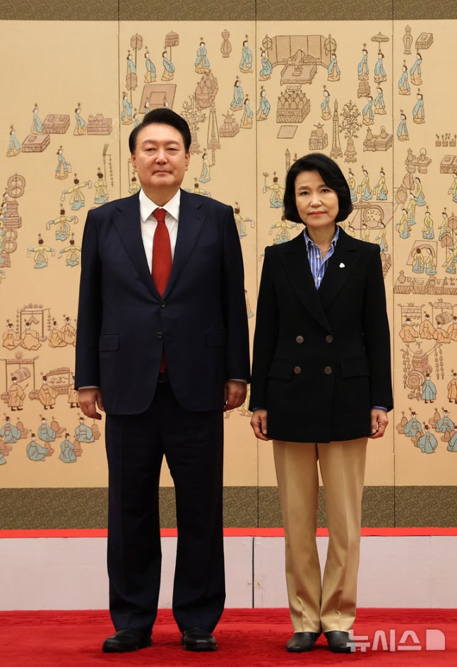 [Seoul=Newsis] Reporter Choi Jin-seok = President Yoon Suk-yeol takes commemorative photos with Lee Jin-sook, chairperson of the Korea Communications Commission, during the appointment ceremony held at the presidential office in Yongsan, Seoul on the 1st. 2024.08.01. myjs@newsis.com