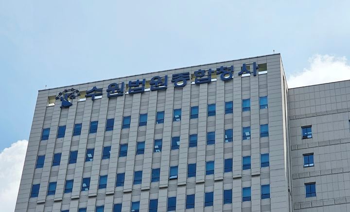 '<b>쯔양</b> 협박' <b>변호사</b>·<b>카라큘라</b> 구속 기로…밤늦게 결과 나올 듯