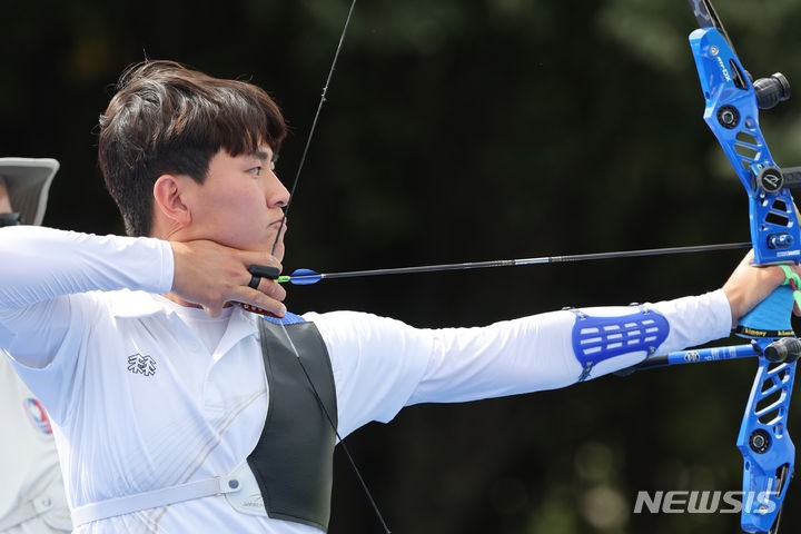 <b>양궁</b> 김제덕, 남자 <b>개인전</b> 32강서 역전승…<b>16강</b> 안착[파리2024]