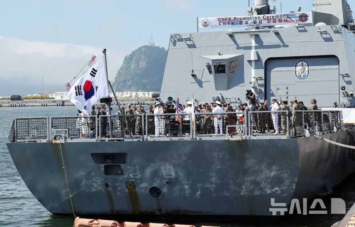한국 <b>해군</b> 함정서 역사상 첫 미 <b>해군</b> 장교 <b>진급식</b>