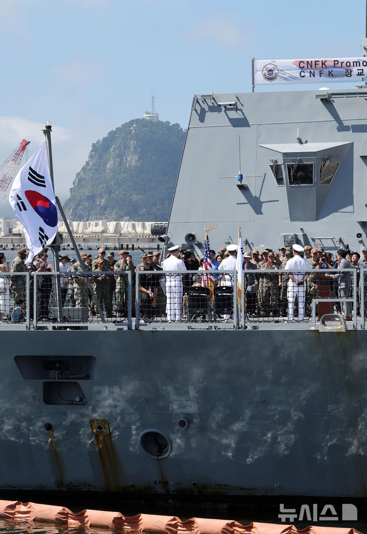 한국 <b>해군</b> 함정서 역사상 첫 미 <b>해군</b> 장교 <b>진급식</b>