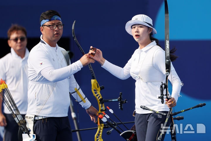 <b>김우진</b>·임시현, 양궁 혼성 16강에서 신승…2연패 정조준[파리 2024]