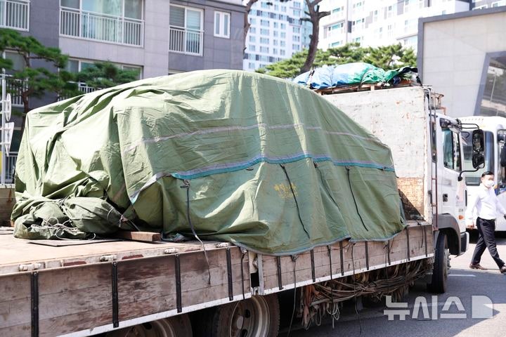 옮겨지는 <b>전소</b>된 <b>벤츠 전기차</b>