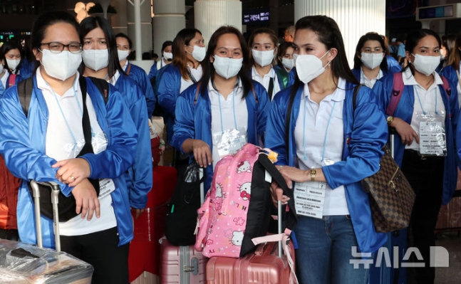 [인천공항=뉴시스] 공항사진기자단 = 외국인 가사관리사 시범사업에 참여하는 필리핀인 가사관리사들이 6일 오전 인천국제공항을 통해 입국해 버스로 이동하고 있다. 2024.08.06. photo@newsis.com