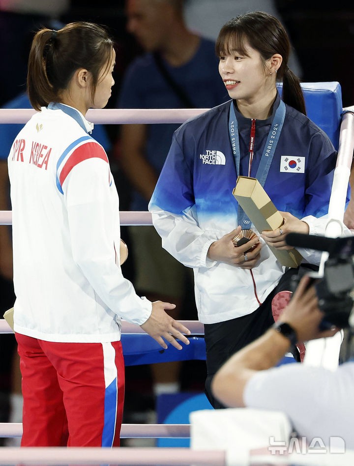<b>방철</b>미와 <b>대화</b>하는 <b>임애지</b> [파리 2024]