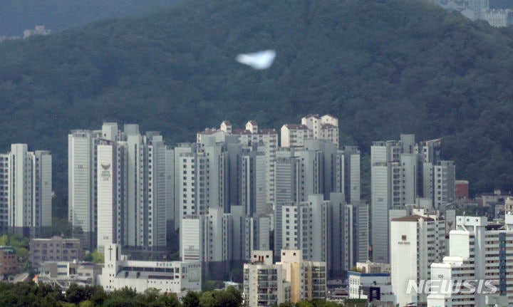 합참 "북 <b>쓰레기풍선 240여개</b>…경기북부에 10여개 낙하"