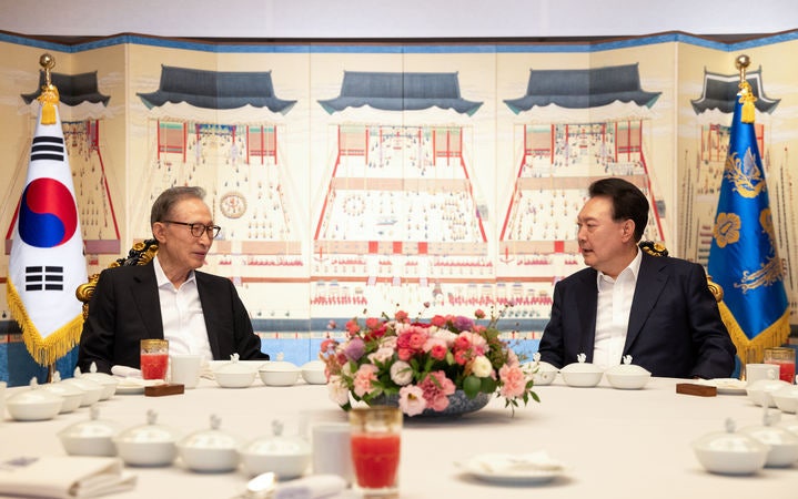 윤, 취임 첫 MB 초청 <b>만찬</b>…"잘 계셨어요?" "고생 많아요"(종합)