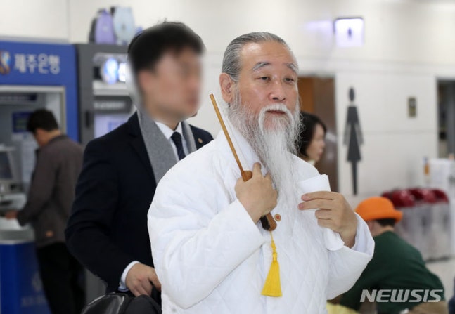 [제주=뉴시스] 우장호 기자 = 역술인 천공의 영상 편집자가 천공의 영상 제작을 담당하는 회사를 상대로 제기한 임금체불 소송에서 일부 승소했다. 사진은 천공이 지난 1월17일 오후 제주국제공항 3층에서 수행원 및 지