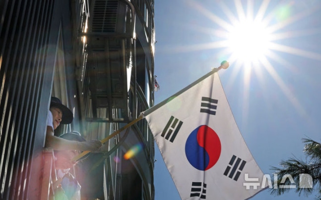[Daegu=Newsis] Reporter Lee Moo-yeol = Members of the Daegu North District Branch of the Korean Association for Freedom display the Taegeukgi during the '79th National Liberation Day Patriotic Flag-raising Movement for All Generations' held at Donghwa Family Town Apartments in Daegu on the 13th. 2024.08.13