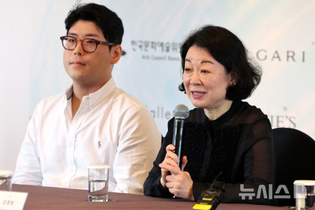 [Seoul=Newsis] Reporter Park Jin-hee = Kang Kyung-won, general director of Sejong Soloists, is holding a press conference for the '2024 HIC et NUNE Music Festival' at Plaza Hotel in Seoul's Jung-gu on the 14th. The '2024 HIC et NUNE Music Festival' features both traditional classical music and contemporary music. 'Hic et Nunc' in Latin means 'Here and Now.' To the left is Daniel Cho, conductor of the Hamburg National Philharmonic Orchestra. 08/14/2024. pak7130@newsis.com