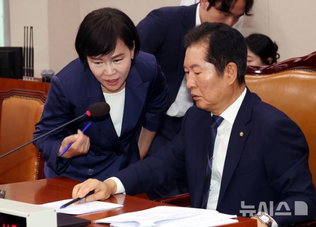 [Seoul=Newsis] Reporter Jo Sung-bong = National Assembly Legislation and Judiciary Committee Chairman Jung Cheong-rae talks with Rep. Jeon Hyeon-hee (left) of the Democratic Party at the investigation hearing of Prosecutor Kim Young-chul's impeachment case held during the Legislation and Judiciary Committee's full meeting at the National Assembly in Yeouido, Seoul on the 14th. 202